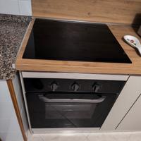 cucina con elettrodomestici