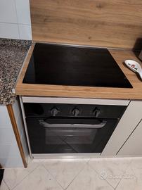 cucina con elettrodomestici