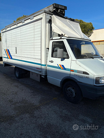Furgone camion con tenda automatica patente B