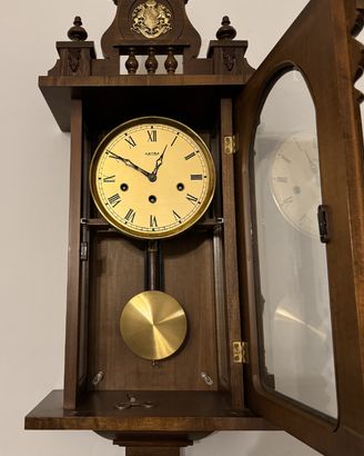 Orologio a pendolo Astra – elegante cassa in legno