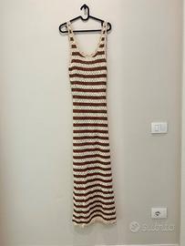 Vestito in maglia crochet a righe bianco e marrone