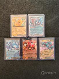 Lotto Pokémon Premium:  5 Carte in Top Loader -