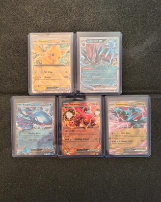 Lotto Pokémon Premium:  5 Carte in Top Loader -