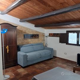 Mansarda arredata con terrazzo  in pieno centro