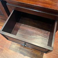 Coppia di comodini in legno