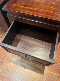 Coppia di comodini in legno