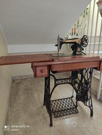 Macchina da cucire Singer d’epoca a pedale