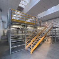 Soppalco industriale con scaffalature metalliche