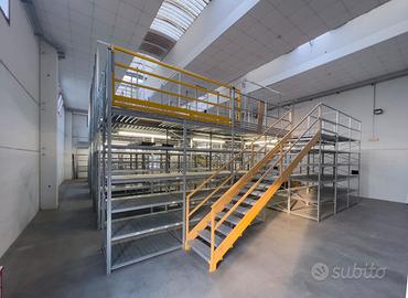Soppalco industriale con scaffalature metalliche
