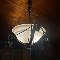 Lampadario in ferro battuto con vetro satinato