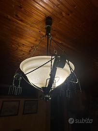 Lampadario in ferro battuto con vetro satinato