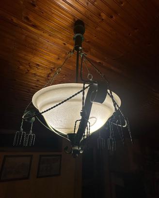 Lampadario in ferro battuto con vetro satinato