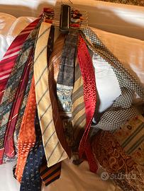 Set 14 cravatte complete di porta cravatte