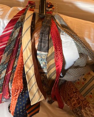 Set 14 cravatte complete di porta cravatte