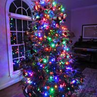 Albero di natale con addobbi