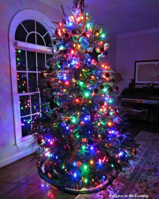 Albero di natale con addobbi