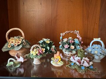 Collezione miniature di cesti di fiori di ceramica