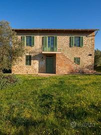 Rustico / Casale di 250 m² con più di 5 locali a B