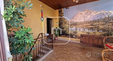 Villa di 270 m² con 5 locali e box auto doppio a R