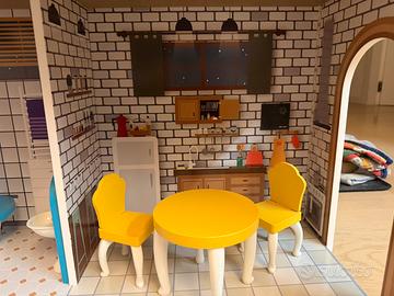 Casa delle bambole in legno completa di arredi