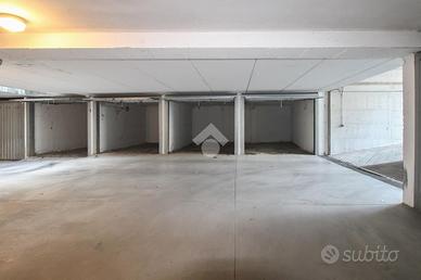 AUTORIMESSA A COLOGNE