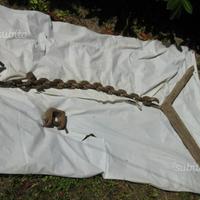 Catena vecchia grossa con attacchi