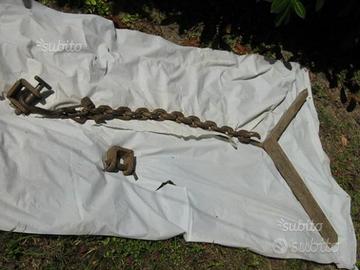 Catena vecchia grossa con attacchi