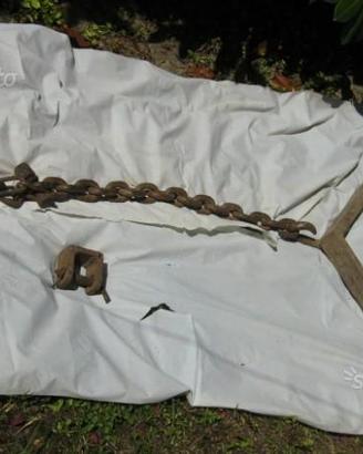 Catena vecchia grossa con attacchi