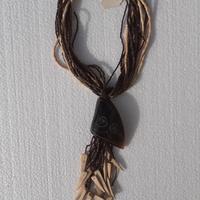 Collana etnica con osso decorato e perline