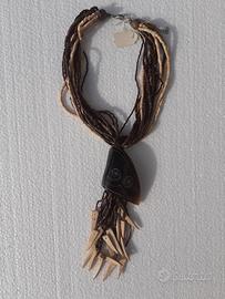 Collana etnica con osso decorato e perline