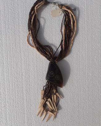 Collana etnica con osso decorato e perline