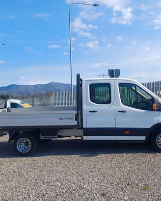 FORD TRANSIT DOPPIA CABINA CON GANCIO TRAINO