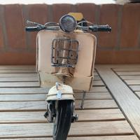 Modellino in latta di una Vespa vintage