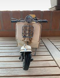 Modellino in latta di una Vespa vintage