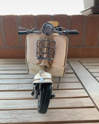 Modellino in latta di una Vespa vintage