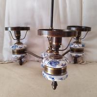 Lampadario vintage in ottone e ceramica