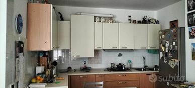 Cucina con lavastoviglie.