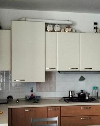 Cucina con lavastoviglie.