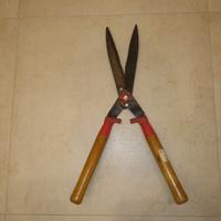 Cesoia tagliasiepe a mano da giardino.