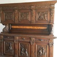 Mobili in noce in stile rinascimentale