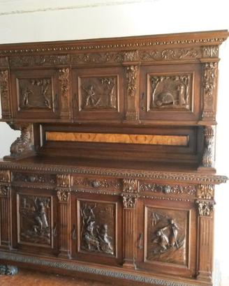 Mobili in noce in stile rinascimentale