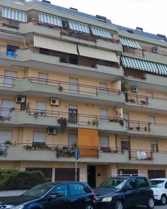 Via degli Astronauti. Quadrilocale con box