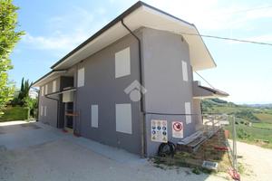 VILLA A SCHIERA D'ANGOLO A ACQUAVIVA PICENA