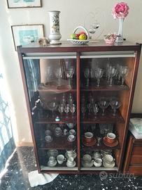 Vetrina vintage in legno con ante in vetro