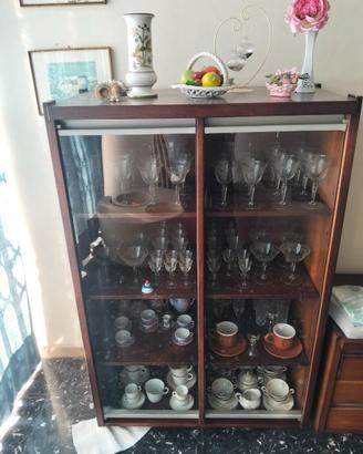 Vetrina vintage in legno con ante in vetro