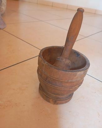 Antico mortaio con pestello in legno 