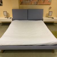 Letto mattimoniale imbottito con comodini sospesi