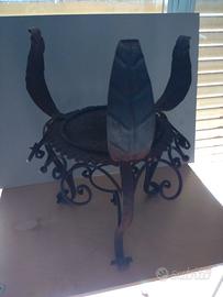 Porta vaso antico in ferro battuto con decori