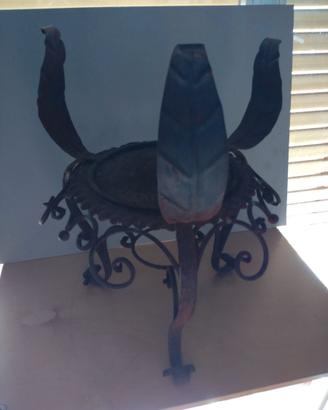 Porta vaso antico in ferro battuto con decori