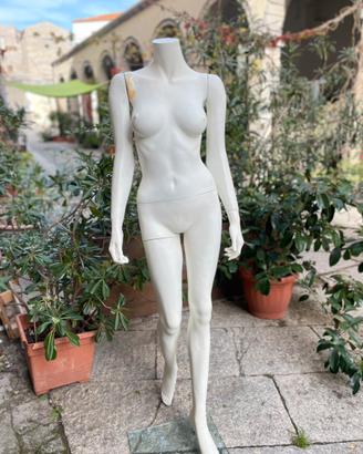 Manichino per abiti con base in vetro.